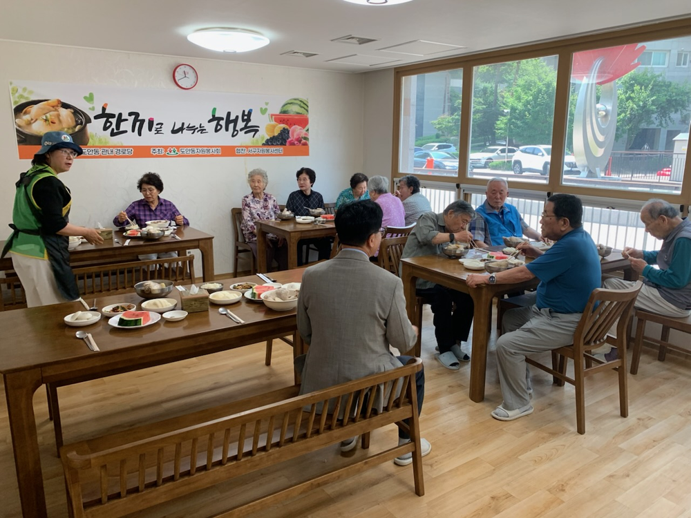 관저2동·도안동, 이웃에 삼계탕 전하며 무더위 안부 살펴