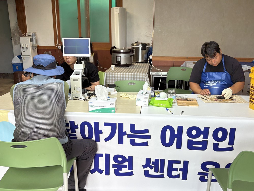 전남도, 흑산면 양식어가 찾아 질병 진단·방역 지원