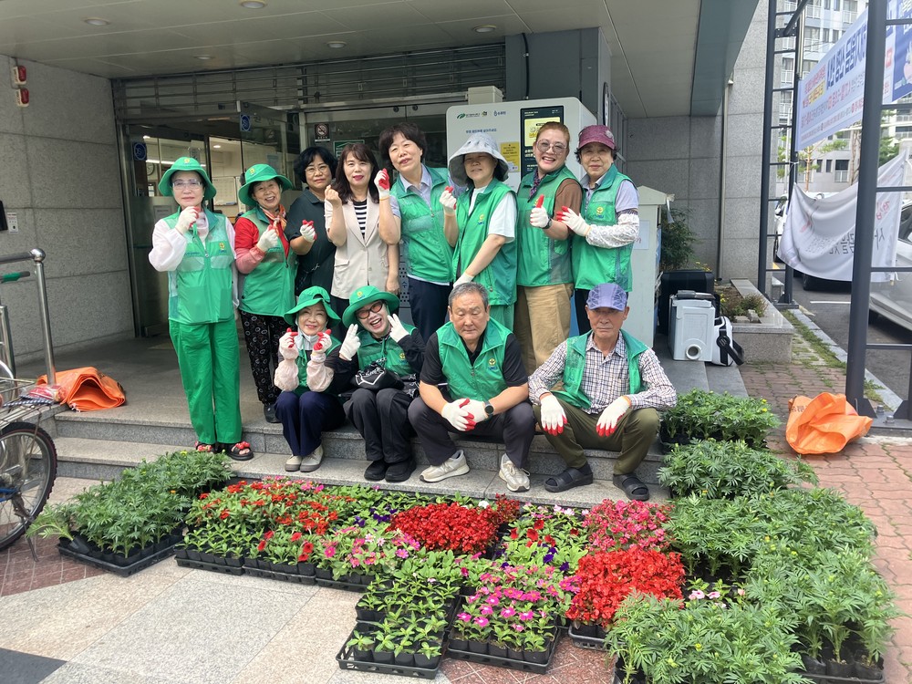 고성동 새마을회, 여름꽃 심기 행사 실시
