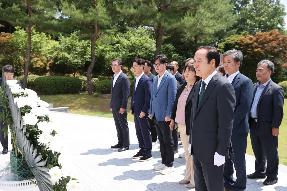 김주수 의성군수, 12년 재임 기간 공로 감사패 및 재직기념패 전달